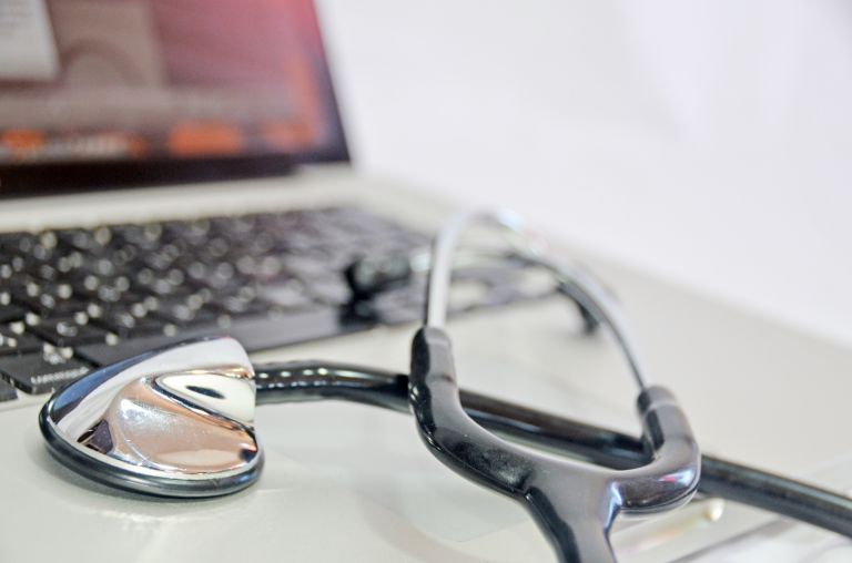 大手町に見る都市型ビジネス街で進化する内科病院と働く人の健康支援